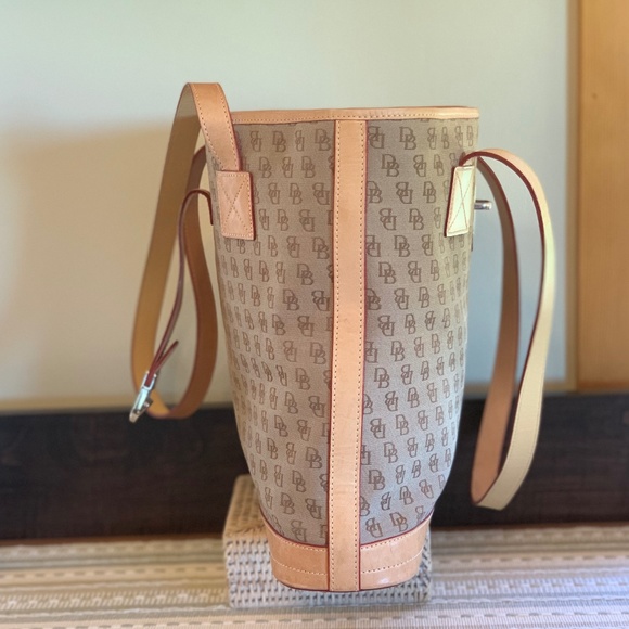 ☀️GUC Dooney & Bourke Signature top handle shoulder bag w/leather trim - Picture 4 of 14